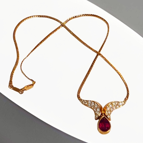 Elegant Gold Necklace with Purple Gemstone - Picture 2 of 7